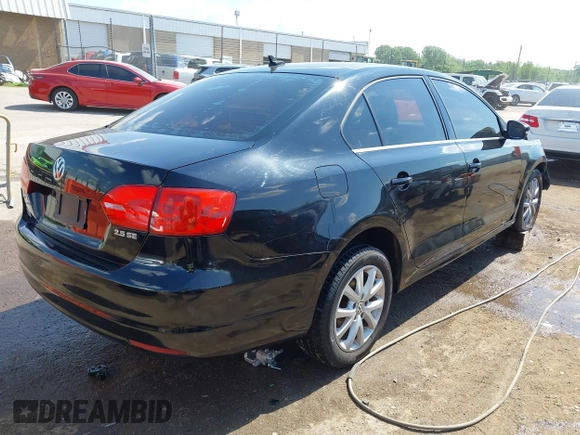 2013 Volkswagen Jetta SE z VIN 3VWDP7AJ3DM438668, wystawiony jako IAAI lot #42235014 z przebiegiem 128 406 mil mil oraz . Historia ofert i sprzedaży dostępna na DreamBid. Obrazek 4.
