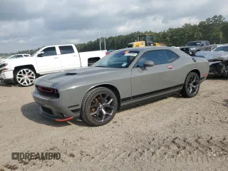 2017 Dodge Challenger SXT z VIN 2C3CDZAG0HH637886, wystawiony jako Copart lot #57782455 z przebiegiem 99 358 mil mil oraz Szkody całkowita. Historia ofert i sprzedaży dostępna na DreamBid. Obrazek 1.