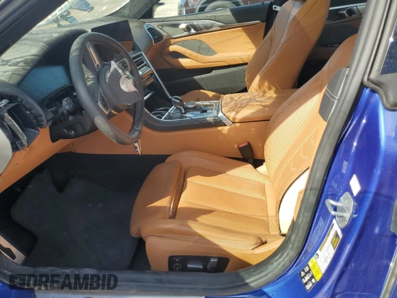 2023 BMW 8 Series M850i z VIN WBAGV8C08PCK41272, wystawiony jako Copart lot #77442574 z przebiegiem Nie podano mil oraz Szkoda całkowita • Salvage title. Historia ofert i sprzedaży dostępna na DreamBid. Obrazek 8.