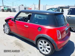 2005 MINI Hardtop z VIN WMWRC33485TJ65604, wystawiony jako IAAI lot #42239566 z przebiegiem 145 149 mil mil oraz . Historia ofert i sprzedaży dostępna na DreamBid. Obrazek 3.