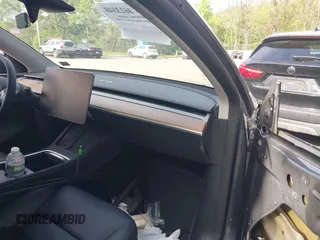 2023 Tesla Model Y Performance z VIN 7SAYGDEFXPF767971, wystawiony jako IAAI lot #42198881 z przebiegiem 32 442 mil mil oraz . Historia ofert i sprzedaży dostępna na DreamBid. Obrazek 5.