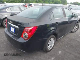 2015 Chevrolet Sonic LT z VIN 1G1JC5SHXF4131748, wystawiony jako IAAI lot #42229755 z przebiegiem 227 505 mil mil oraz . Historia ofert i sprzedaży dostępna na DreamBid. Obrazek 4.