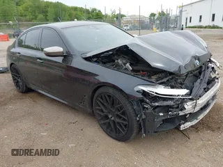 2018 BMW 5 Series M550i xDrive z VIN WBAJB9C53JB286746, wystawiony jako IAAI lot #42303002 z przebiegiem 81 039 mil mil oraz . Historia ofert i sprzedaży dostępna na DreamBid. Obrazek 1.