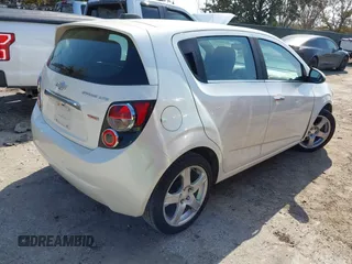 2015 Chevrolet Sonic LTZ z VIN 1G1JE6SB5F4106672, wystawiony jako IAAI lot #41520641 z przebiegiem 132 762 mil mil oraz . Historia ofert i sprzedaży dostępna na DreamBid. Obrazek 4.
