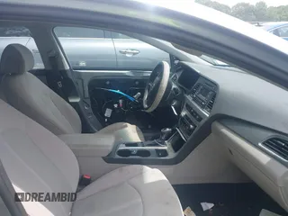 2015 Hyundai Sonata SE z VIN 5NPE24AF2FH124728, wystawiony jako IAAI lot #42453276 z przebiegiem 244 883 mil mil oraz . Historia ofert i sprzedaży dostępna na DreamBid. Obrazek 5.