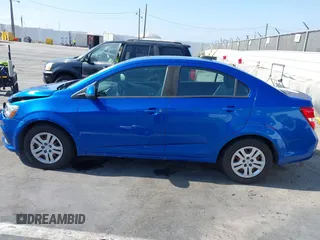 2019 Chevrolet Sonic LS z VIN 1G1JB5SBXK4135968, wystawiony jako IAAI lot #42333837 z przebiegiem 62 427 mil mil oraz . Historia ofert i sprzedaży dostępna na DreamBid. Obrazek 14.