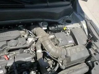 2024 Kia Seltos SX z VIN KNDETCA75R7587438, wystawiony jako Copart lot #61033405 z przebiegiem 7 118 mil mil oraz Szkoda całkowita • Salvage title. Historia ofert i sprzedaży dostępna na DreamBid. Obrazek 13.