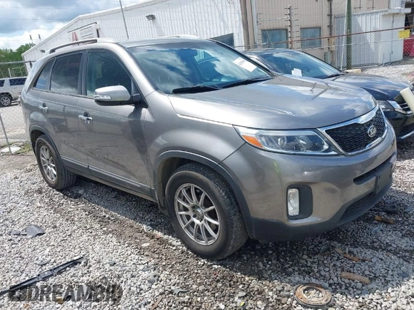 2015 Kia Sorento LX with VIN 5XYKT4A75FG640517, listed as a IAAI auction lot 42019468 with 135,710 mi miles. Bid and sale history available at carsss.com. Image 1.
