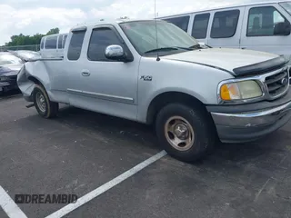 2002 Ford F-150 XL z VIN 1FTRX17222NA95439, wystawiony jako IAAI lot #42376643 z przebiegiem 282 912 mil mil oraz . Historia ofert i sprzedaży dostępna na DreamBid. Obrazek 1.