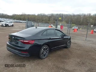 2024 Volkswagen Jetta Sport z VIN 3VWBM7BU8RM013253, wystawiony jako IAAI lot #42073239 z przebiegiem 20 345 mil mil oraz . Historia ofert i sprzedaży dostępna na DreamBid. Obrazek 4.