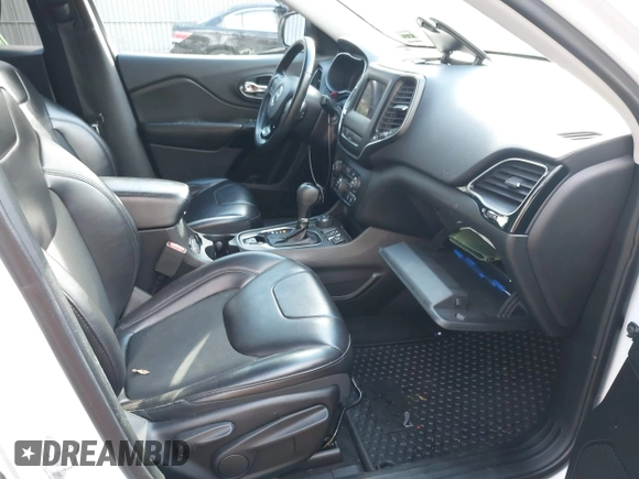 2019 Jeep Cherokee Latitude Plus with VIN 1C4PJMLB4KD321809, listed as a IAAI auction lot 40982234 with 132,496 mi miles. Bid and sale history available at carsss.com. Image 5.