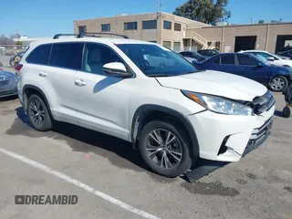 2018 Toyota Highlander LE z VIN 5TDZZRFH9JS278702, wystawiony jako IAAI lot #41681349 z przebiegiem 45 748 mil mil oraz . Historia ofert i sprzedaży dostępna na DreamBid. Obrazek 1.