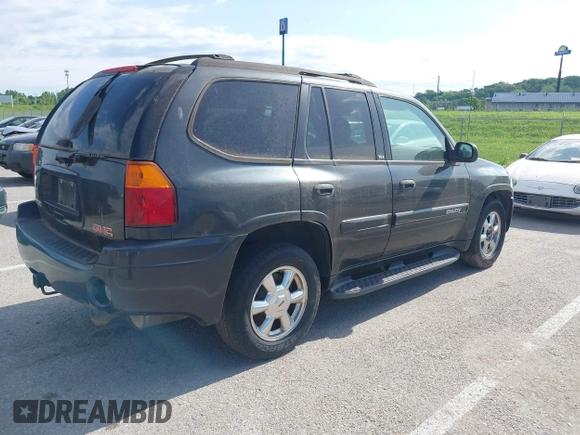 2003 GMC Envoy SLE z VIN 1GKDT13S832272692, wystawiony jako IAAI lot #42289095 z przebiegiem 215 210 mil mil oraz . Historia ofert i sprzedaży dostępna na DreamBid. Obrazek 4.