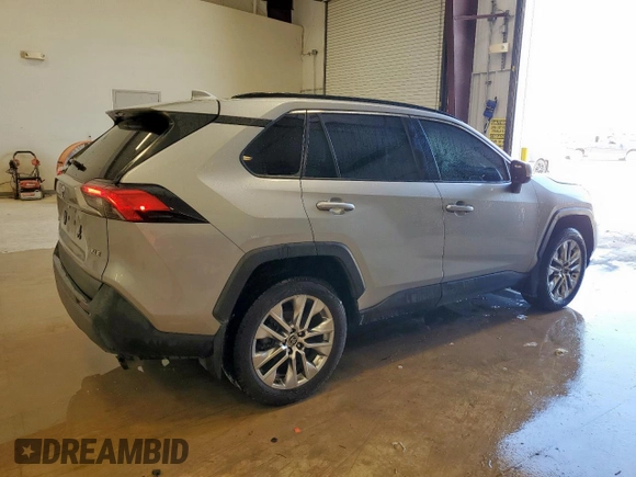 2021 Toyota RAV4 XLE Premium with VIN 2T3C1RFV7MC132953, listed as a Copart auction lot 60598085 with 111,013 mi miles and Clean title. Bid and sale history available at DreamBid. Image 3.
