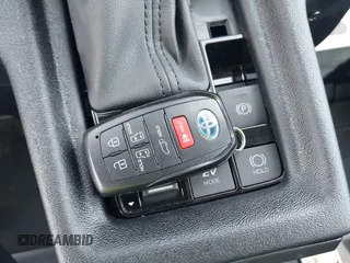 2024 Toyota Sienna XLE z VIN 5TDJRKEC0RS180714, wystawiony jako IAAI lot #42291589 z przebiegiem 4452 mil mil oraz . Historia ofert i sprzedaży dostępna na DreamBid. Obrazek 11.