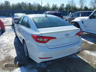 2016 Hyundai Sonata SE z VIN 5NPE24AF0GH371005, wystawiony jako IAAI lot #41269554 z przebiegiem 146 640 mil mil oraz . Historia ofert i sprzedaży dostępna na DreamBid. Obrazek 3.