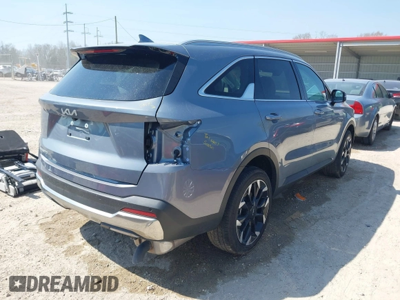 2025 Kia Sorento EX z VIN 5XYRH4JF9SG325771, wystawiony jako IAAI lot #41750566 z przebiegiem 2 834 mil mil oraz . Historia ofert i sprzedaży dostępna na DreamBid. Obrazek 4.