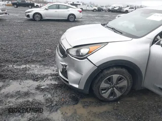2017 Kia Niro LX with VIN KNDCB3LC7H5055073, listed as a IAAI auction lot 41517938 with 134,586 mi miles. Bid and sale history available at carsss.com. Image 6.