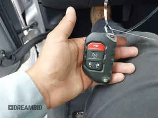 2020 Jeep Gladiator Rubicon z VIN 1C6JJTBG7LL181833, wystawiony jako IAAI lot #42493073 z przebiegiem 13 775 mil mil oraz . Historia ofert i sprzedaży dostępna na DreamBid. Obrazek 11.