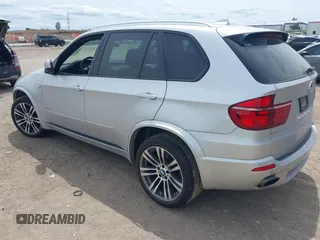 2013 BMW X5 xDrive35i z VIN 5UXZV4C59D0E03876, wystawiony jako IAAI lot #42214184 z przebiegiem 127 480 mil mil oraz . Historia ofert i sprzedaży dostępna na DreamBid. Obrazek 3.