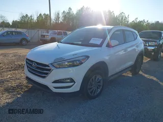 2017 Hyundai Tucson SE z VIN KM8J33A45HU598648, wystawiony jako IAAI lot #38603161 z przebiegiem 165 991 mil mil oraz . Historia ofert i sprzedaży dostępna na DreamBid. Obrazek 2.
