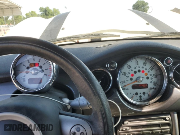 2006 MINI Convertible S с VIN WMWRH33546TF85908, выставлен на аукционе Copart как лот 61363025 с пробегом 105 053 миль миль и Списание • Salvage title. История ставок и продаж доступна на DreamBid. Изображение 9.