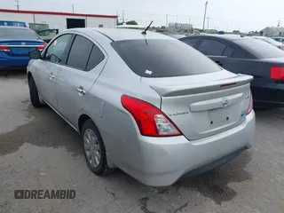 2016 Nissan Versa SV z VIN 3N1CN7APXGL871121, wystawiony jako IAAI lot #42304960 z przebiegiem 137 438 mil mil oraz . Historia ofert i sprzedaży dostępna na DreamBid. Obrazek 3.