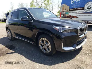 2025 BMW X1 xDrive28i z VIN WBX73EF00S5040226, wystawiony jako Copart lot #55575725 z przebiegiem 397 mil mil oraz Szkody całkowita. Historia ofert i sprzedaży dostępna na DreamBid. Obrazek 4.
