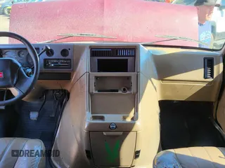 1994 GMC Rally z VIN 1GJGG39K6RF527981, wystawiony jako Copart lot #48978915 z przebiegiem 159 751 mil mil oraz Tytuł czysty. Historia ofert i sprzedaży dostępna na DreamBid. Obrazek 9.