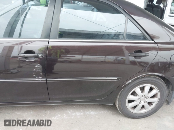 2002 Toyota Camry XLE z VIN JTDBF32K520006497, wystawiony jako IAAI lot #42021538 z przebiegiem 162 583 mil mil oraz . Historia ofert i sprzedaży dostępna na DreamBid. Obrazek 6.