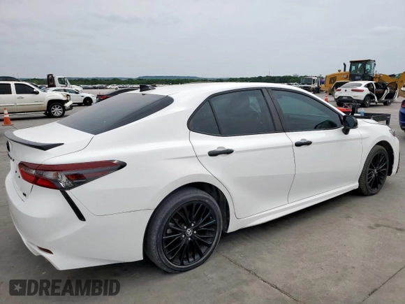2022 Toyota Camry SE with VIN 4T1G11AK8NU033910, listed as a Copart auction lot 53079455 with 28,298 mi miles and Salvage Title. Bid and sale history available at carsss.com. Image 3.
