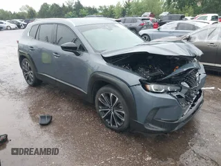 2023 Mazda CX-50 S Premium Plus z VIN 7MMVABEMXPN104518, wystawiony jako IAAI lot #42184893 z przebiegiem 61 991 mil mil oraz . Historia ofert i sprzedaży dostępna na DreamBid. Obrazek 1.