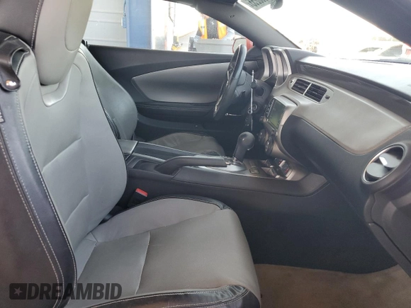 2013 Chevrolet Camaro LT z VIN 2G1FC3D3XD9222136, wystawiony jako Copart lot #48553255 z przebiegiem 51 626 mil mil oraz Szkoda całkowita • Salvage title. Historia ofert i sprzedaży dostępna na DreamBid. Obrazek 10.