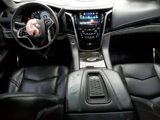 2016 Cadillac Escalade Platinum z VIN 1GYS4DKJ3GR354153, wystawiony jako Copart lot #82494394 z przebiegiem 124 561 mil mil oraz Szkoda całkowita • Salvage title. Historia ofert i sprzedaży dostępna na DreamBid. Obrazek 8.