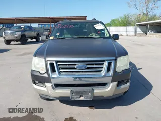 2006 Ford Explorer z VIN 1FMEU64E56UB52663, wystawiony jako IAAI lot #42002830 z przebiegiem 199 847 mil mil oraz . Historia ofert i sprzedaży dostępna na DreamBid. Obrazek 12.