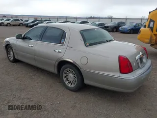1999 Lincoln Town Car Signature z VIN 1LNHM82W0XY646721, wystawiony jako IAAI lot #41809618 z przebiegiem 173 119 mil mil oraz . Historia ofert i sprzedaży dostępna na DreamBid. Obrazek 3.
