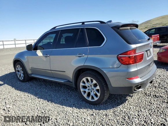 2013 BMW X5 xDrive35i z VIN 5UXZV4C59D0E01402, wystawiony jako Copart lot #55064725 z przebiegiem 108 373 mil mil oraz Szkody całkowita. Historia ofert i sprzedaży dostępna na DreamBid. Obrazek 2.