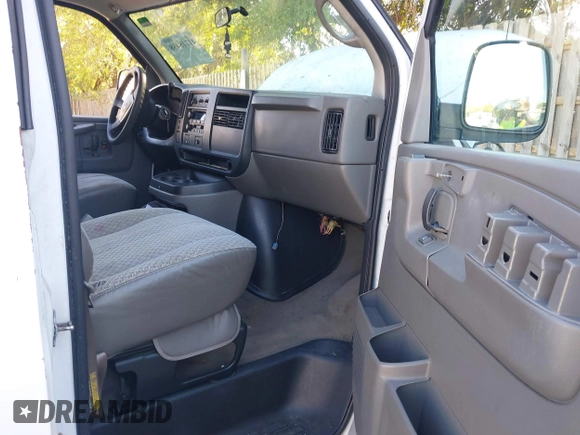 2006 Chevrolet Express Passenger with VIN 1GAHG39U961199535, listed as a IAAI auction lot 41718438 with 271,298 mi miles and . Bid and sale history available at DreamBid. Image 5.
