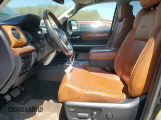 2017 Toyota Tundra Platinum z VIN 5TFAY5F18HX676029, wystawiony jako Copart lot #55206735 z przebiegiem 67 784 mil mil oraz Szkoda całkowita • Salvage title. Historia ofert i sprzedaży dostępna na DreamBid. Obrazek 7.