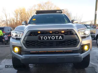 2017 Toyota Tacoma SR5 z VIN 3TMCZ5AN3HM045386, wystawiony jako IAAI lot #41330487 z przebiegiem 140 867 mil mil oraz . Historia ofert i sprzedaży dostępna na DreamBid. Obrazek 13.