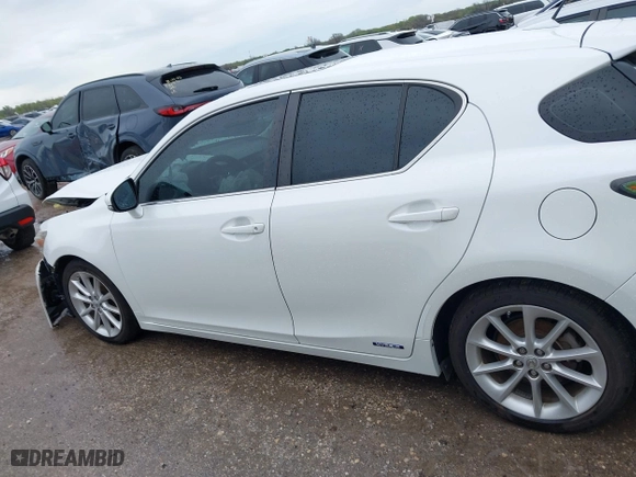 2013 Lexus CT 200h Hybrid with VIN JTHKD5BH7D2149186, listed as a IAAI auction lot 41903180 with 133,373 mi miles. Bid and sale history available at carsss.com. Image 14.