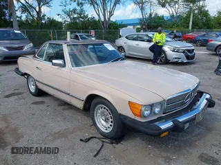 1983 Mercedes-Benz 380 SL z VIN WDBBA45A1DB020815, wystawiony jako IAAI lot #42548157 z przebiegiem 104 615 mil mil oraz . Historia ofert i sprzedaży dostępna na DreamBid. Obrazek 1.