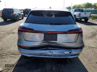 2022 Audi e-tron Premium Plus с VIN WA1LAAGE1NB026520, выставлен на аукционе Copart как лот 55696855 с пробегом 27 219 миль миль и Списание • Salvage title. История ставок и продаж доступна на DreamBid. Изображение 6.