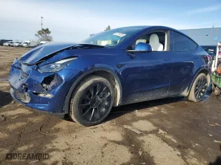 2024 Tesla Model Y Long Range with VIN 7SAYGDEE9RA235473, listed as a Copart auction lot 47275725 with 3,195 mi miles and Salvage Title. Bid and sale history available at carsss.com. Image 1.