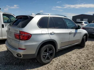 2013 BMW X5 xDrive35i z VIN 5UXZV4C50D0E05712, wystawiony jako Copart lot #57557575 z przebiegiem 118 243 mil mil oraz Szkoda całkowita • Salvage title. Historia ofert i sprzedaży dostępna na DreamBid. Obrazek 3.