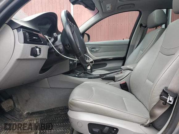 2009 BMW 3 Series 328i xDrive z VIN WBAPK73519A451824, wystawiony jako Copart lot #56158885 z przebiegiem 241 849 mil mil oraz Czysty tytuł • Clean title. Historia ofert i sprzedaży dostępna na DreamBid. Obrazek 7.