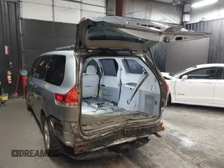 2014 Toyota Sienna LE AAS z VIN 5TDKK3DC5ES506503, wystawiony jako IAAI lot #42076671 z przebiegiem 320 016 mil mil oraz . Historia ofert i sprzedaży dostępna na DreamBid. Obrazek 3.