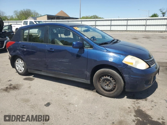 2008 Nissan Versa S z VIN 3N1BC13E48L464200, wystawiony jako Copart lot #55180675 z przebiegiem 90 854 mil mil oraz Szkoda całkowita • Salvage title. Historia ofert i sprzedaży dostępna na DreamBid. Obrazek 4.