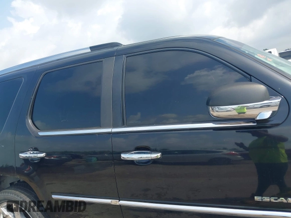 2010 Cadillac Escalade Luxury z VIN 1GYUCBEF1AR253353, wystawiony jako IAAI lot #42121803 z przebiegiem 210 321 mil mil oraz . Historia ofert i sprzedaży dostępna na DreamBid. Obrazek 13.