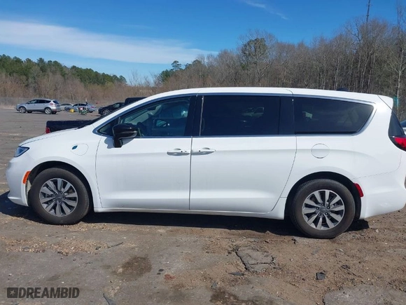 2024 Chrysler Pacifica Hybrid Select with VIN 2C4RC1S78RR123787, listed as a IAAI auction lot 41743820 with NaN miles. Bid and sale history available at carsss.com. Image 14.